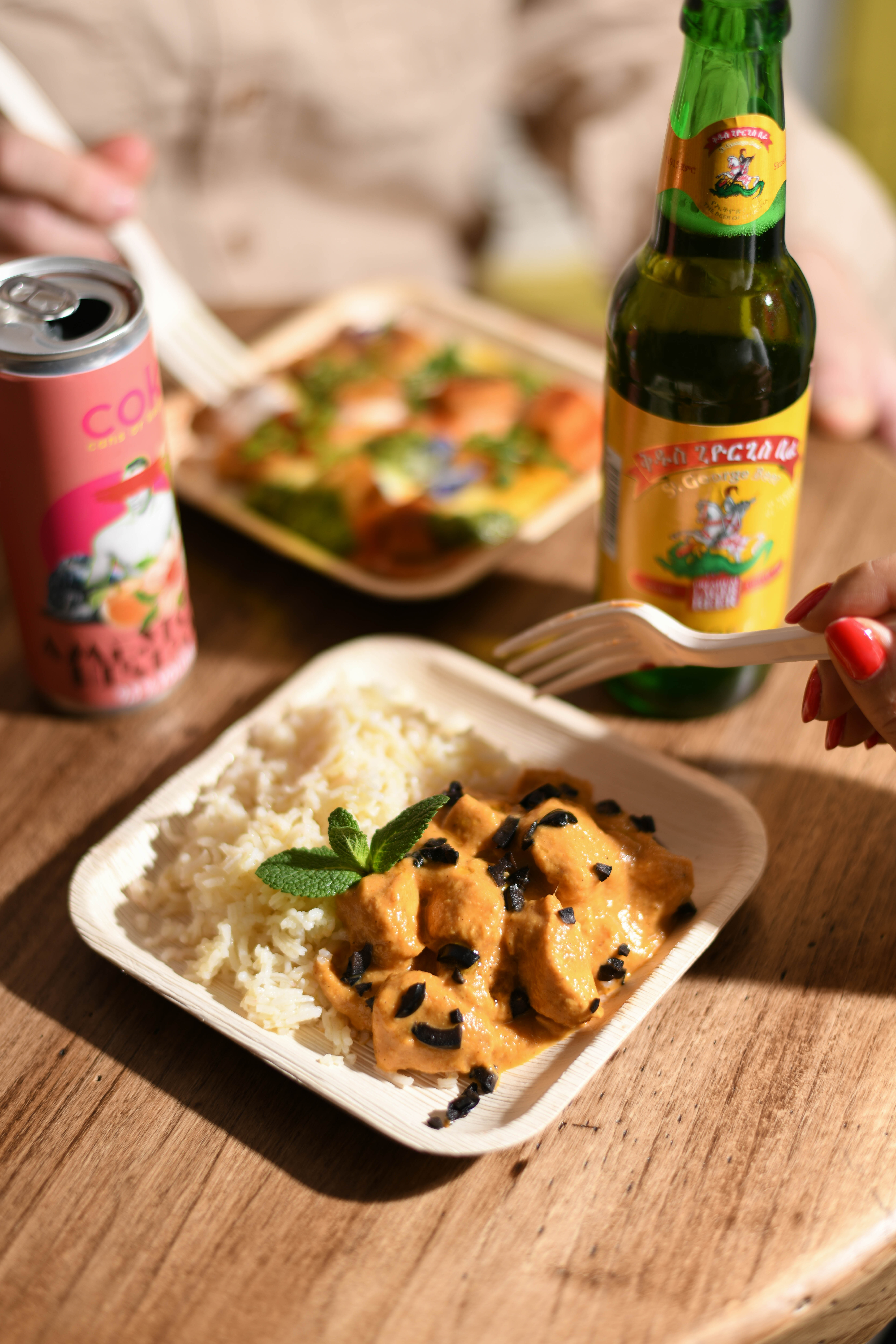 YASSA, bocconcini di pollo leggermente speziato con cúrcuma, curry e menta, serviti con riso al cocco e olive nere